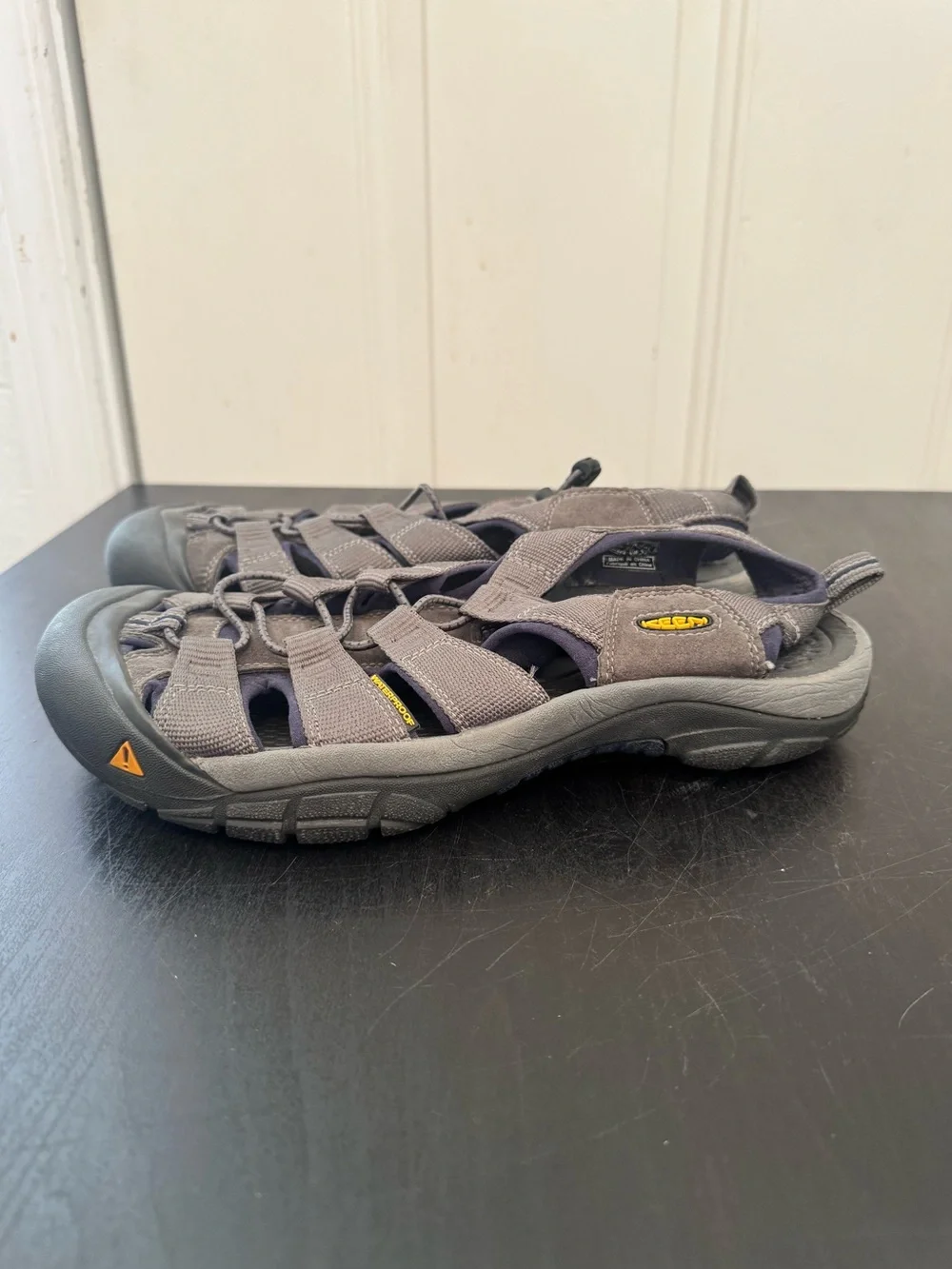 Keen Men’s Newport H2 Closed Toe Water Hiking Sandal Grey Navy Blue Size US 9